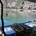 Zakkum Hotel *